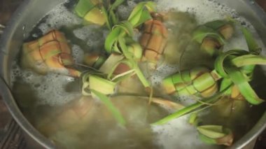 Tencerede kaynayan ketupat