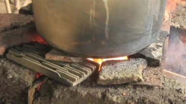 Yanan bir odun ateşinde pişirmek