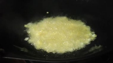 Tavada patates kızartma işlemi.