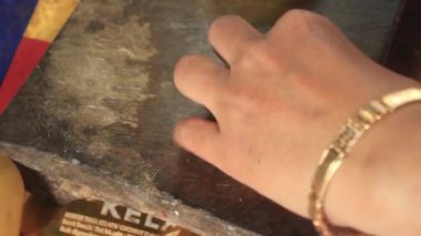 Tahta kesme tahtasının üzerinde patates kareleri kesiyorum.