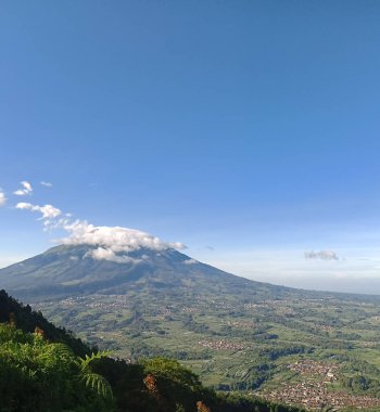 Tepenin tepesinden Merbabu Dağı 'nın yamaçlarını net bir şekilde görebiliyoruz..