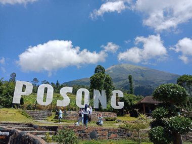 Magelang, Central Java, Endonezya - 30 Ağustos 2020: Posong kelimesi, arka planda Sindoro Dağı, Temanggung, Central Java.