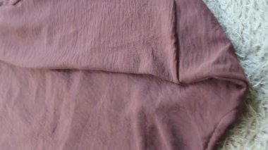 Kahverengi kırışık hava akımına dayalı kadın kıyafetlerinin kumaş dokusu ayrıntıları