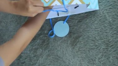 Düzenli olarak hazırlanmış kadın bluzu paket çantasından çıkarılmış..