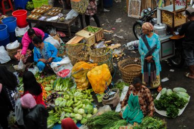 Semarang, Endonezya - 5 Şubat 2018: Semarang, Semarang Regency 'deki Projo pazarında geleneksel pazar alışverişinin ve temel ihtiyaçların satılmasının sabah durumu.