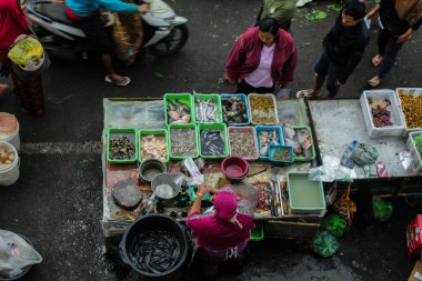 Semarang, Endonezya - 5 Şubat 2018: Semarang, Semarang Regency 'deki Projo pazarında geleneksel bir pazarın taze balık alıp satması durumu.