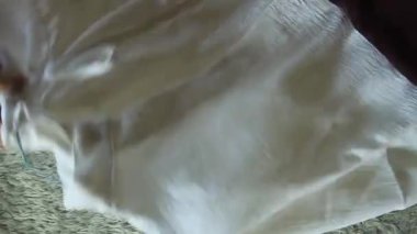 Tüylü kadın bluzları tek tek tüy yataklarına dizilir.