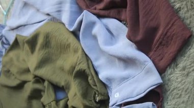 Kadın bluzunun ayrıntıları gözden geçiriliyor. Bileğindeki düğmeler çizgili ve düğmeli.