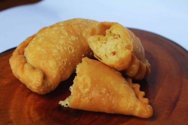 Kızarmış pastel pastalar hamur içine et veya sebze doldurma, sonra katlanmış, mühürlenmiş ve ahşap bir tahtada servis edilen hamur işidir..