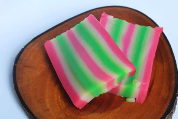 Kue Lapis veya katlı kek, pirinç unu, nişasta, şeker, yumurta ve ahşap bir tahtada servis edilen doğal renklendirmeden yapılan geleneksel Endonezya pastasıdır..