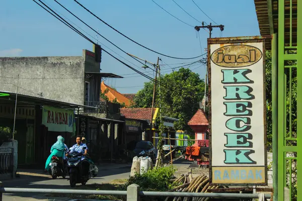 Mojokerto, Endonezya - 15 Haziran 2018: Bir evin dışından bir manzara ve üzerinde 
