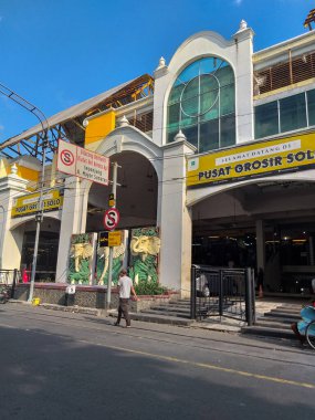 Surakarta, Endonezya - 22 Haziran 2024: Solo Toptan Merkezi 'nin giriş binası otoyolun yanında ve demiryolu raylarının bitişiğindedir. Pusat Grosir Solo.