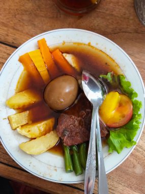 Selat Solo, Surakarta şehrinin biftek, yumurta, patates, nohut, marul ve soya soslu havuçtan oluşan bir spesiyalidir..
