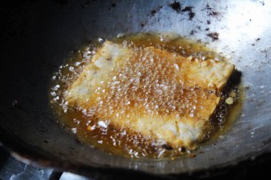 Tavada kızgın yağda kavrulmuş tempeh.