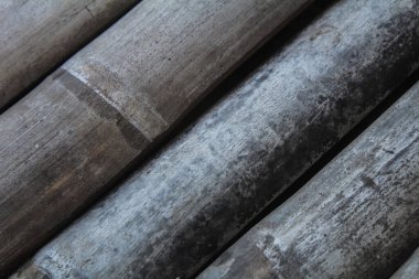 Bambu ağacının yüzeyi düzgünce ve sıkıca düzenlenmiş.