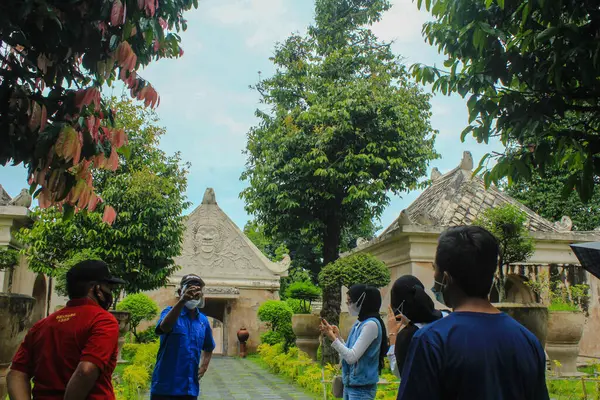 Yogyakarta, Endonezya - 20 Şubat 2021: Bir tur rehberi, Kampung Wisata Taman Sari bölgesi, Yogyakarta.