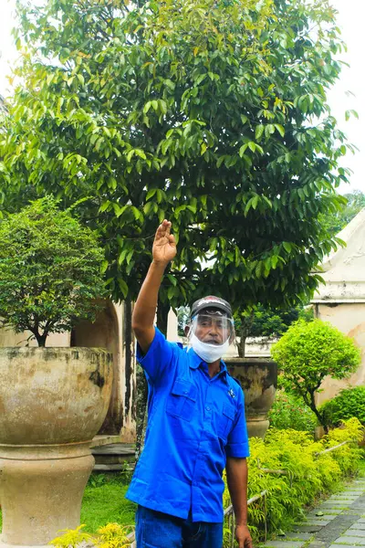 Yogyakarta, Endonezya - 20 Şubat 2021: Kampung Wisata Taman Sari, Yogyakarta 'daki tarihi yerleşim ve antik hikayeleri anlatan bir tur rehberi.