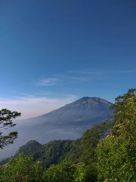 Merbabu Dağı 'nın açık gökyüzü manzarası