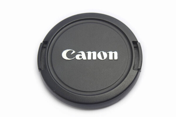 Семаранг, Индонезия - 18 декабря 2024 года: Объектив колпачок камеры Canon комплект 18-55 мм изолирован на белом фоне.