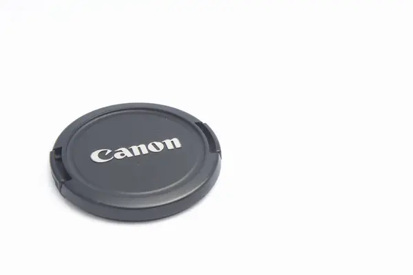Semarang, Endonezya - 18 Aralık 2024: Mercek kapağı kamera kiti 18-55 mm beyaz zemin üzerinde izole.