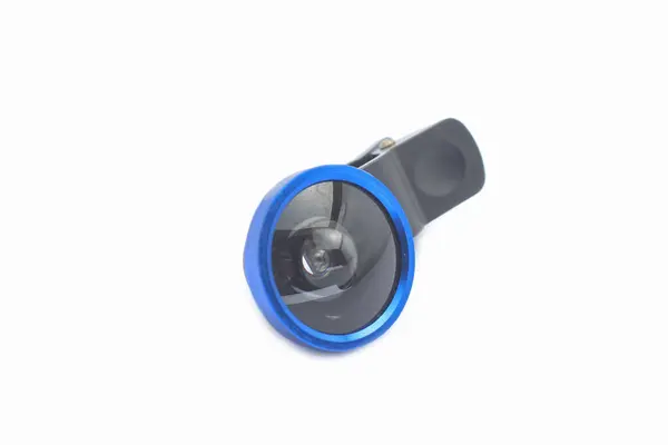Geniş açılı akıllı telefon beyaz arka planda izole edilmiş. Ek lens