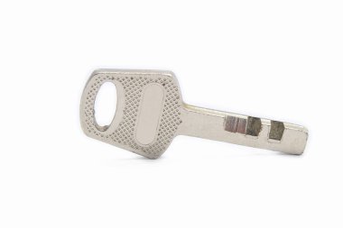 Asma kilit gümüşü beyaz arkaplanda izole edilmiş. Çelik anahtarı kapat