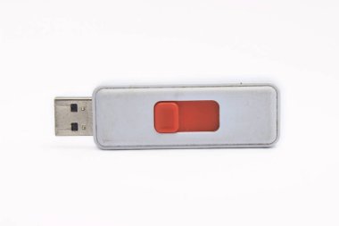 Flaş Disk ya da USB Flash bellek beyaz arkaplanda izole edildi