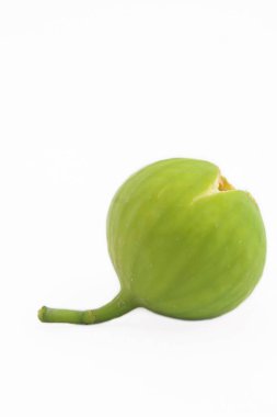 Beyaz arka planda meyveli incir yeşili veya Ficus carica var. İncir Yeşil Ürdün