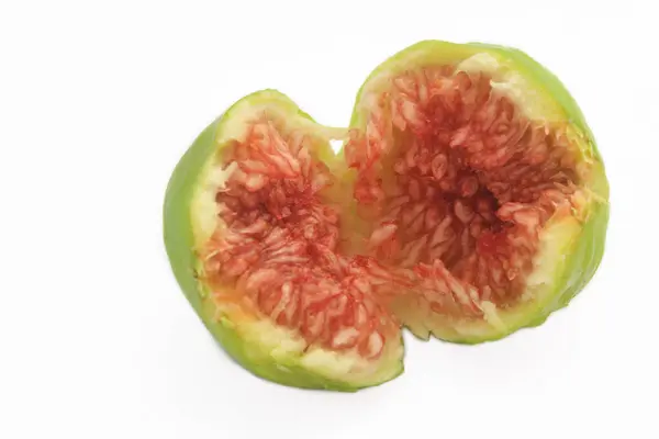 Beyaz arka planda meyveli incir yeşili veya Ficus carica var. İncir Yeşil Ürdün