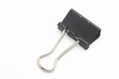 Metal ataç beyaz arkaplanda izole edilmiş siyah