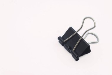 Metal ataç beyaz arkaplanda izole edilmiş siyah
