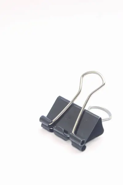 Metal ataç beyaz arkaplanda izole edilmiş siyah