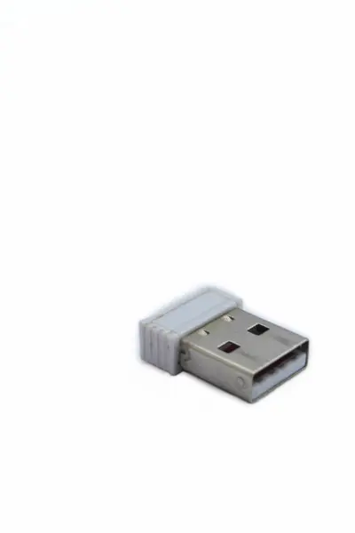 Mini küçük USB flaş bellek beyaz arka planda izole