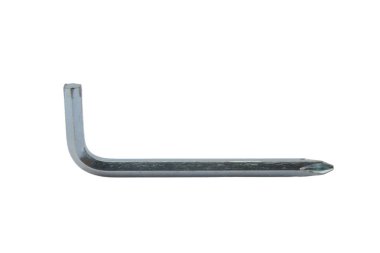 Düzgün bir açıyla bükülmüş parlak metal bir çivinin yakın plan temiz beyaz bir arkaplana karşı izole edilmiş, eşsiz biçimini ve yapısını sergiliyor.