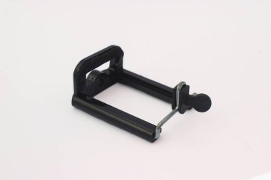 Yaylı klempli siyah plastik telefon tutacağı, beyaz bir arka planda izole edilmiş.