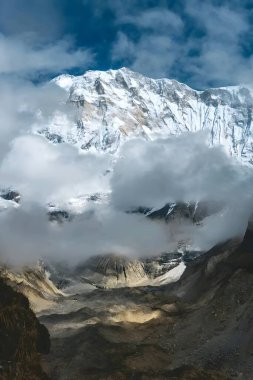Karla kaplı Demir Köprü Karla kaplı Görkemli Dağlara çıkıyor Kış Gökyüzü manzaralı Alp manzarası altında