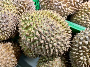 Marketteki Durian meyvelerinin yakın görüntüsü 