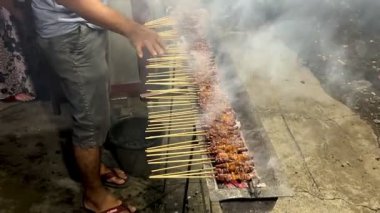 Lezzetli sıcak tavuk, mangal kömürüyle kızartılmış.