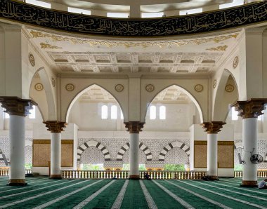 Gündüz vakti Pontianak 'taki Mücahit Büyük Camii' nin içindeki büyük namaz alanının fotoğrafı