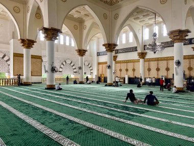 Gündüz vakti Pontianak 'taki Mücahit Büyük Camii' nde namaz kılma etkinliklerinin fotoğrafı
