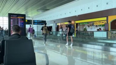 Yogyakarta Uluslararası Havaalanı 'nın bekleme odasından geçen yolcular.