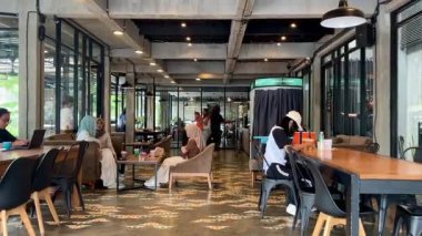 Sabahları Kaktus Kahve Yogyakarta 'daki yemek odası atmosferinin etkinliği.