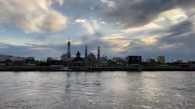 Pontianak şehrinin kıyısına ve Kapuas Nehri 'nin etkinliklerine bakın.