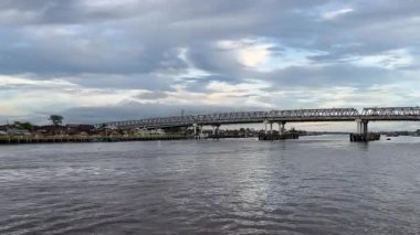 Pontianak şehrinin kıyısına ve Kapuas Nehri 'nin etkinliklerine bakın.