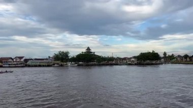 Pontianak şehrinin kıyısına ve Kapuas Nehri 'nin etkinliklerine bakın.