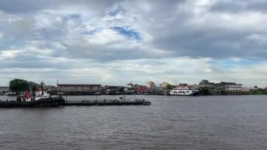 Pontianak şehrinin kıyısına ve Kapuas Nehri 'nin etkinliklerine bakın.