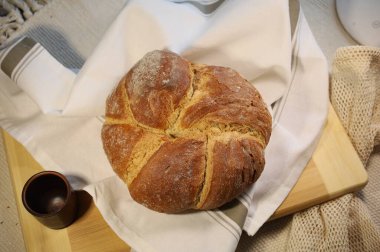 Ev yapımı taze ekmek. Havluda mis kokulu hamur işleri. Ekolojik kavram. Yukarıdan görüntüle