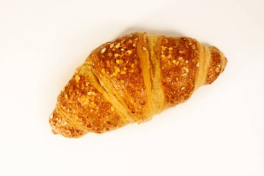 Ev yapımı taze kruvasan. Beyaz arka planda güzel kokulu hamur işleri. Ekolojik kavram. Yukarıdan görüntüle