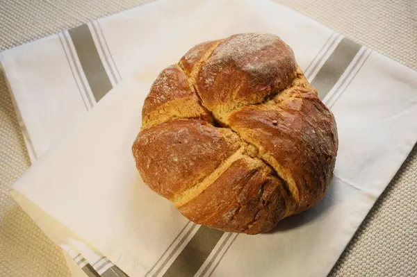 Ev yapımı taze ekmek. Havluda mis kokulu hamur işleri. Ekolojik kavram. Yukarıdan görüntüle