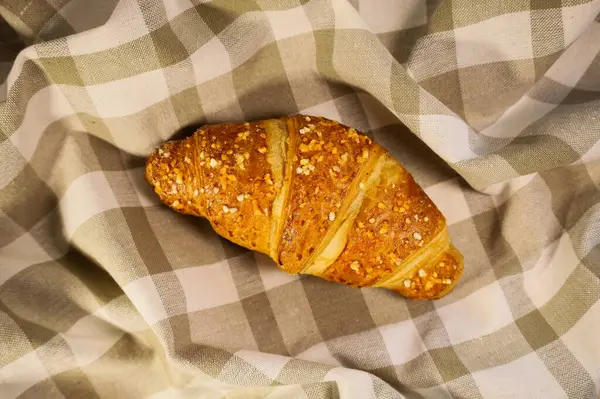 Ev yapımı taze kruvasan. Havluda güzel kokulu pişirme. Ekolojik kavram. Yukarıdan görüntüle